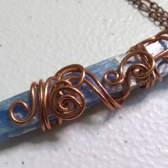 Raw Rough Blue Kyanite Dagger Pendant ~ Copper Wire Wrapped + 21" Figaro Chain - Picture 5 of 12